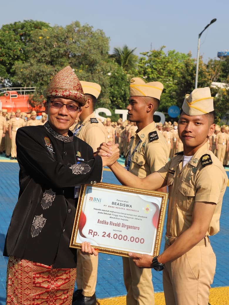 seremonial-penyerahan-beasiswa-mahasiswa-berprestasi